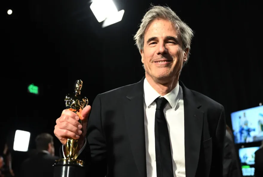 Walter Salles posa com o Oscar de Melhor Filme Internacional por "Ainda Estou Aqui" nos bastidores da 97ª edição da premiação • Richard Harbaugh/The Academy via Getty Images