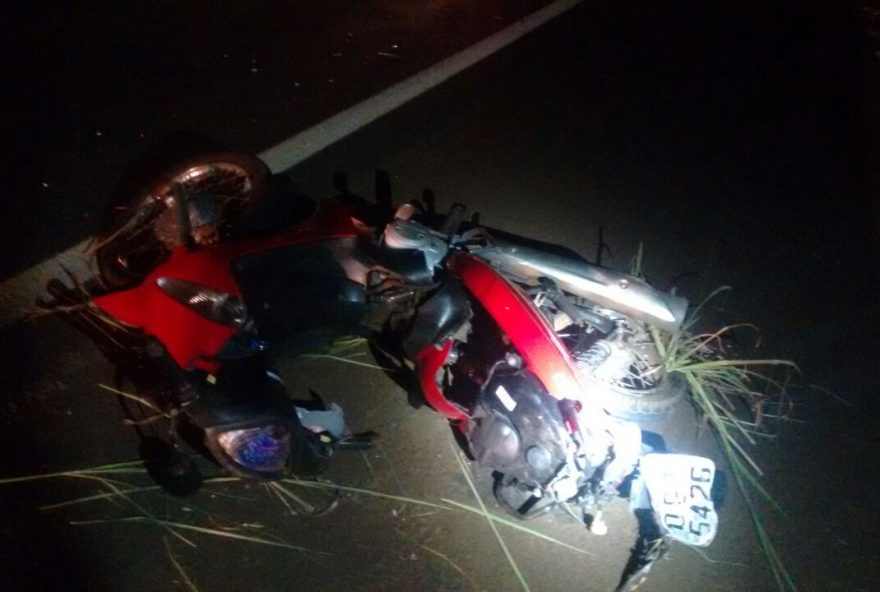 Motocicleta ficou destruída após acidente em Cachoeira Alta.(Divulgação/PRF)