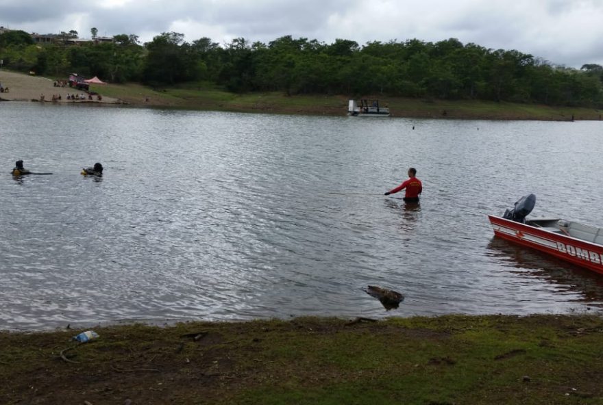 Vista do lago, algumas pessoas dentro dele. | Bombeiros militares foram acionados para resgatar um homem se afogando em lago de Bela Vista de Goiás