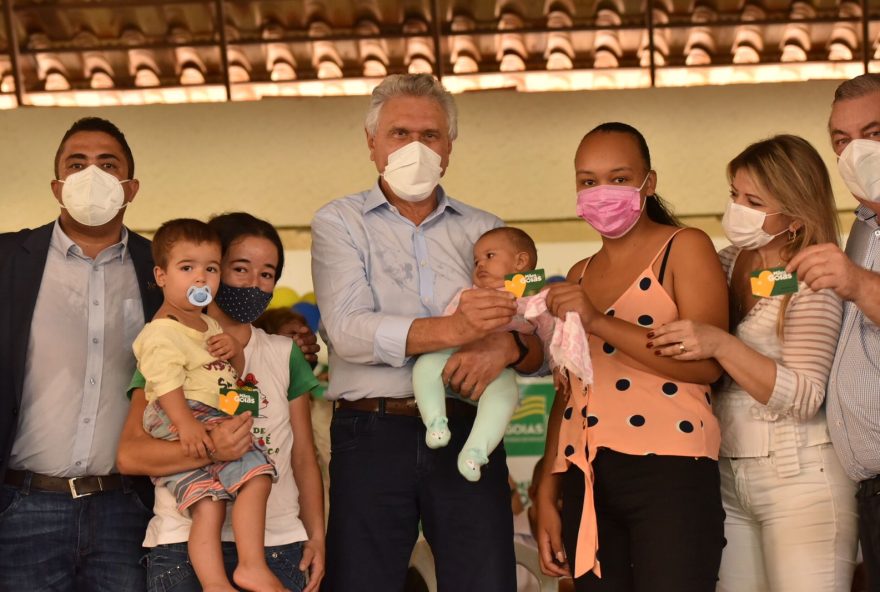 Em Padre Bernardo, o governador Ronaldo Caiado inicia a entrega dos cartões do Programa Mães de Goiás a líderes de família da região do Entorno do Distrito Federal