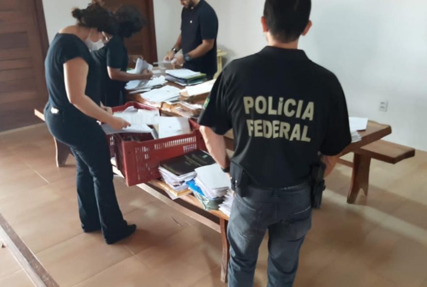 Policiais Federais cumprindo mandados de busca e apreensões devido fraudes em benefícios previdenciários