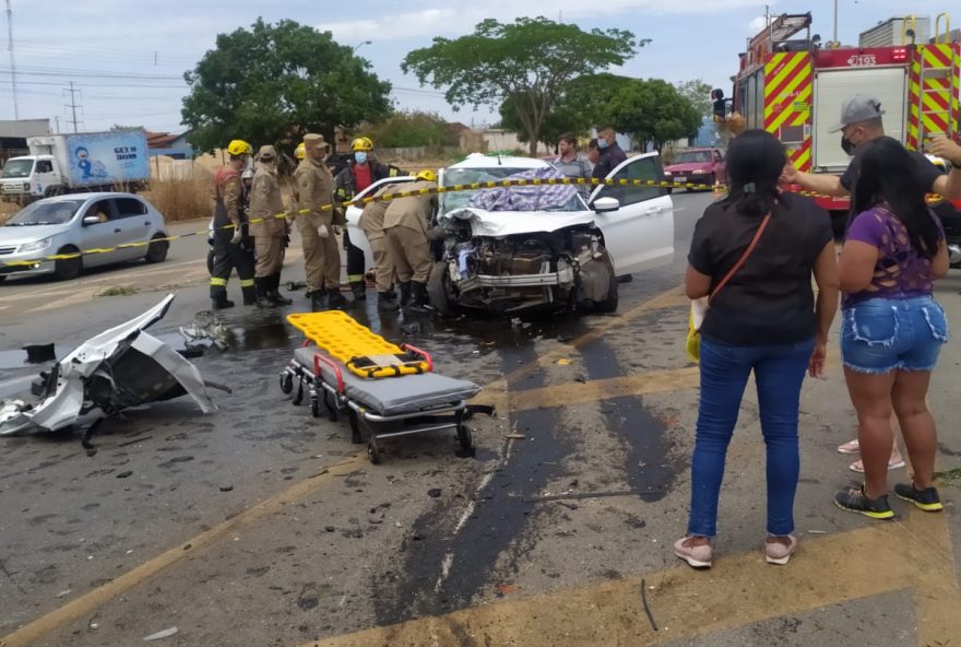 Momento em que o corpo de bombeiros realiza o resgate da vítima de acidente no anel viário