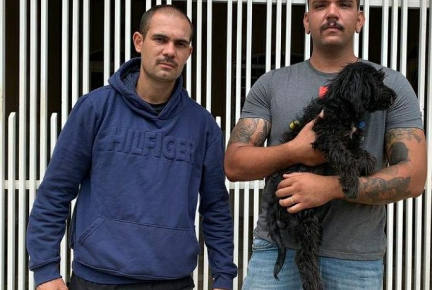 Policiais posam com a cachorra resgatada. Após o resgate, a cachorra foi levada ao veterinário e em seguida direcionada para a adoção. O caso aconteceu em Luziânia.