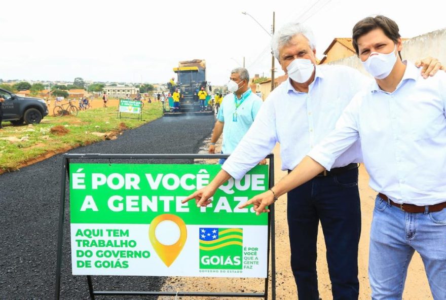 Caiado e Daniel Vilela posam em frente a placa. Em Águas Lindas, Caiado lança obras do Programa Goiás em Movimento, inaugura nova sede da CRE e entrega Chromebooks a estudantes