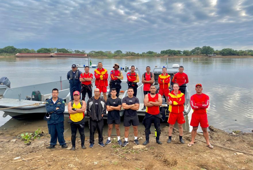 Foto da equipe de resgate do naufrágio em Mato Grosso do Sul. | A Marinha do Brasil publicou uma nota informando que as buscas pela última vítima do acidente foram encerradas.