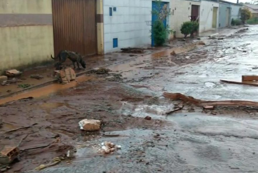 Uma criança de 3 anos está internada em estado grave no Hugol após ser arrastada por enxurrada em Pires do Rio.