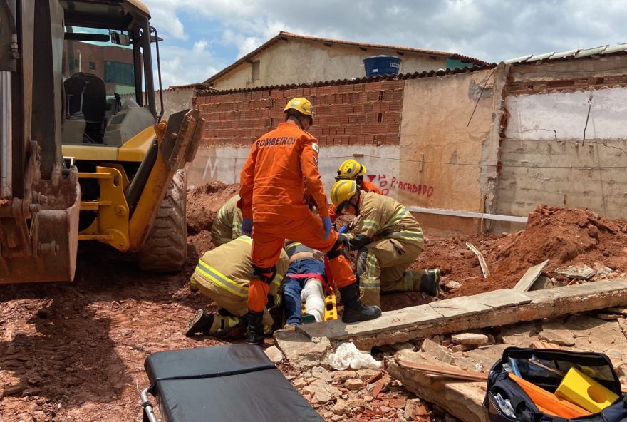 Momento do resgate, após o muro cair sobre o funcionário