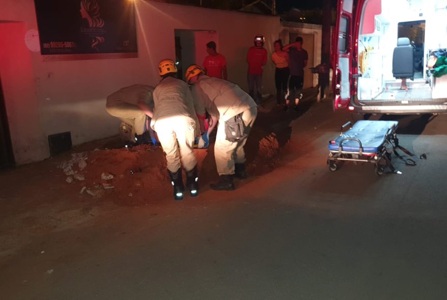 A mulher de 50 anos teve leve ferimentos e foi levada para a Santa casa de Catalão