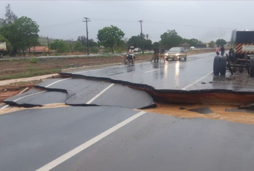 Parte da pista que ficou destruída na BR-020