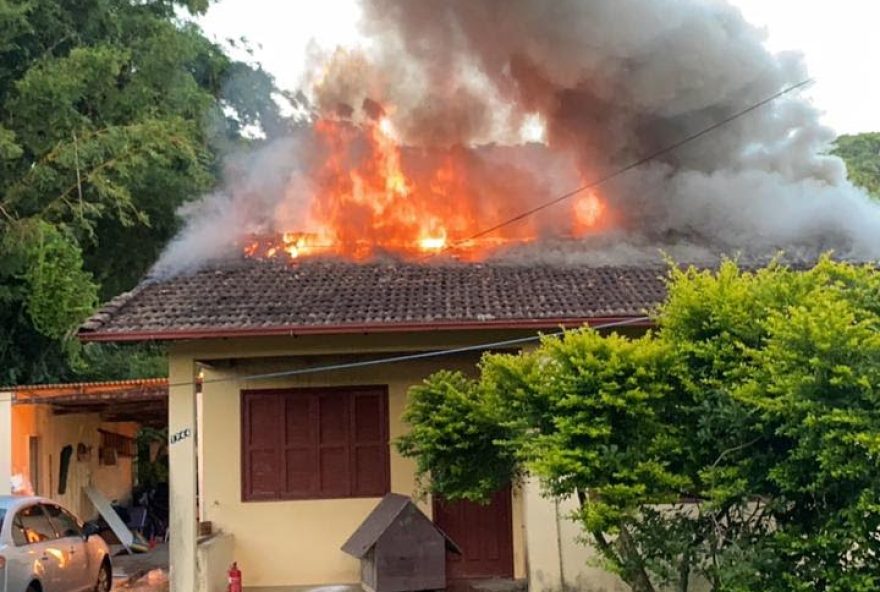 Casa da vítima incendiada.