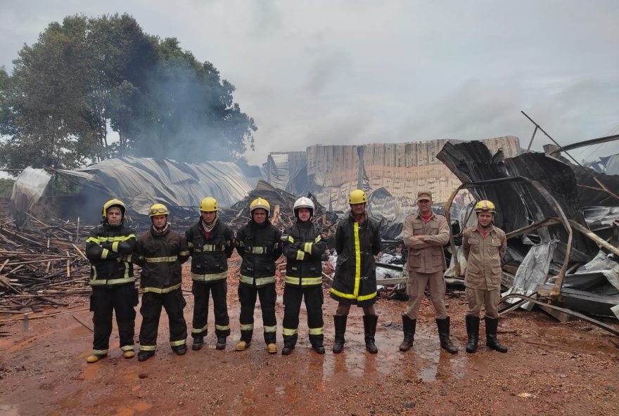 Bombeiros em incêndio em Nova Glória