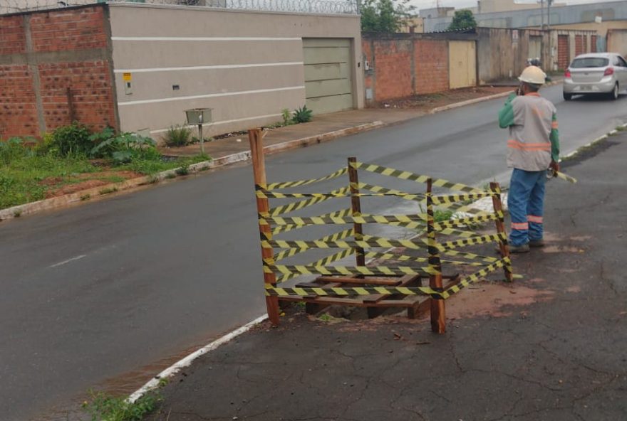 Enel sinalizando os buracos após reportagem do DE / Foto: Enel