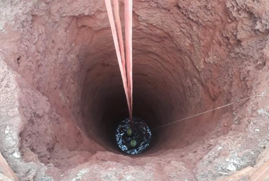 Bombeiros socorrendo a vítima dentro da cisterna / Foto: Corpo de Bombeiros