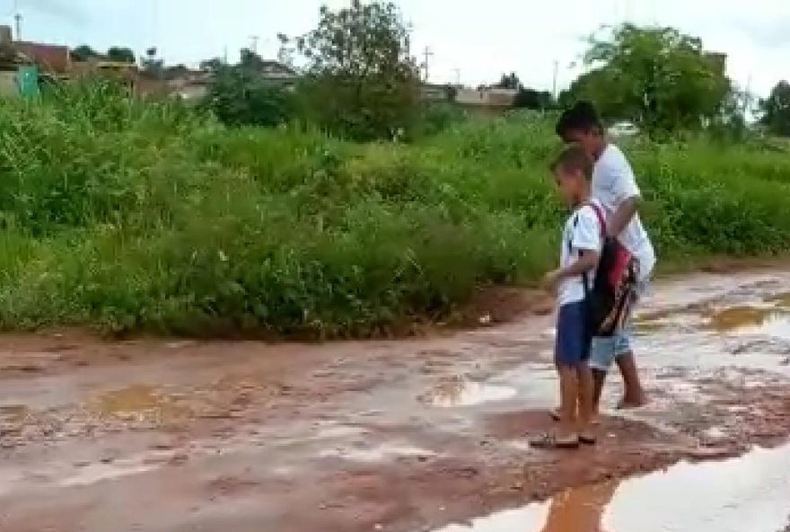 Guilherme, sobrinho de Claudia desviando das poças de lama enquanto vai a escola / Foto: Arquivo pessoal