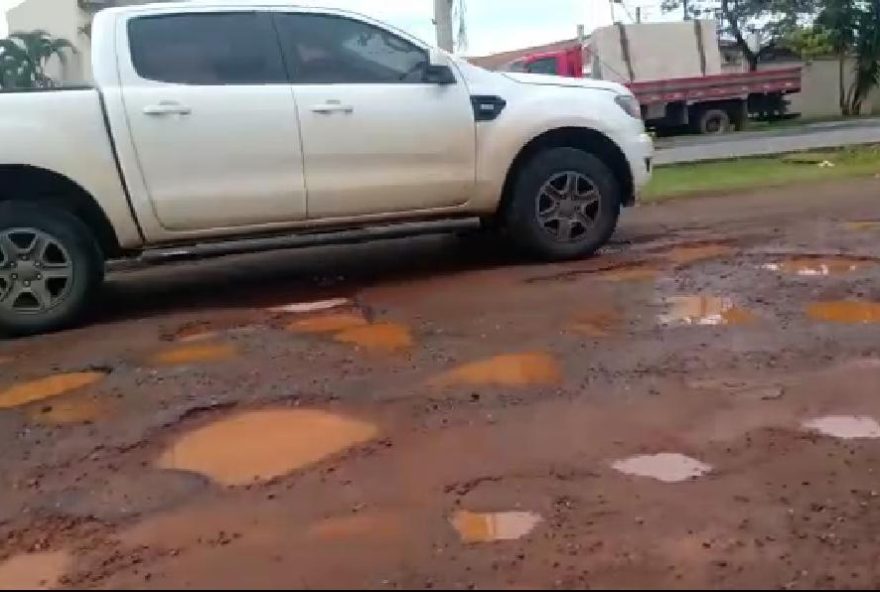 Caminhonete passando entre os buracos da avenida / Foto: Arquivo pessoal