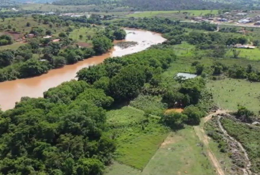 O dreno é uma pratica ilegal de escavar uma área ambiental para produção.