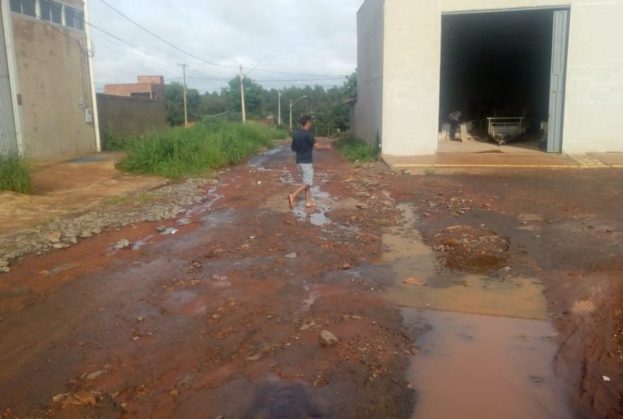 Garoto desviando das poças de lama e dos buracos / Foto: Arquivo pessoal