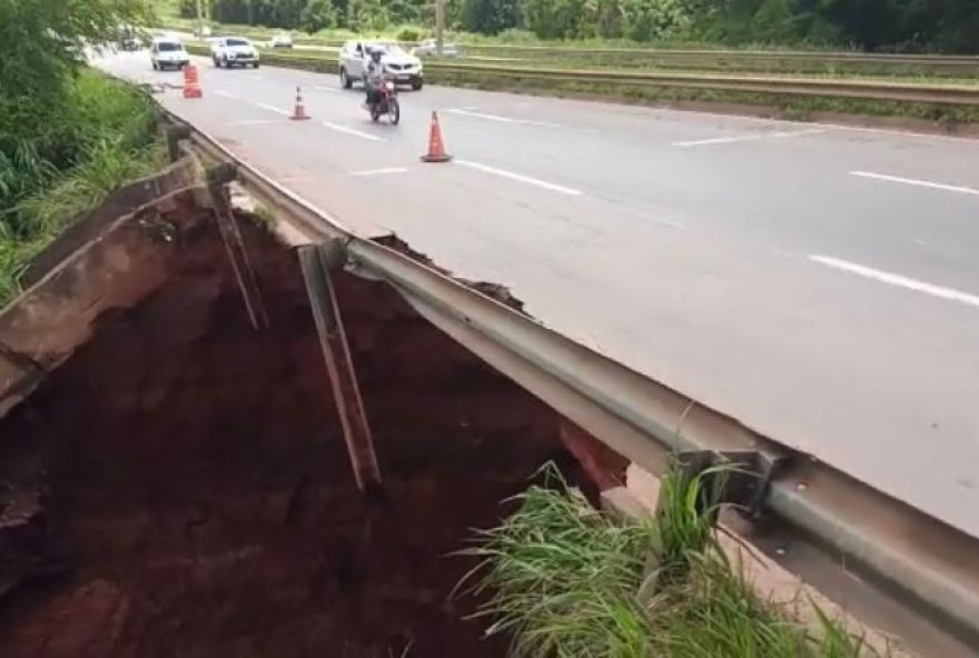 Após fortes chuvas registradas ontem, cratera se abre na BR-153, em Goiânia