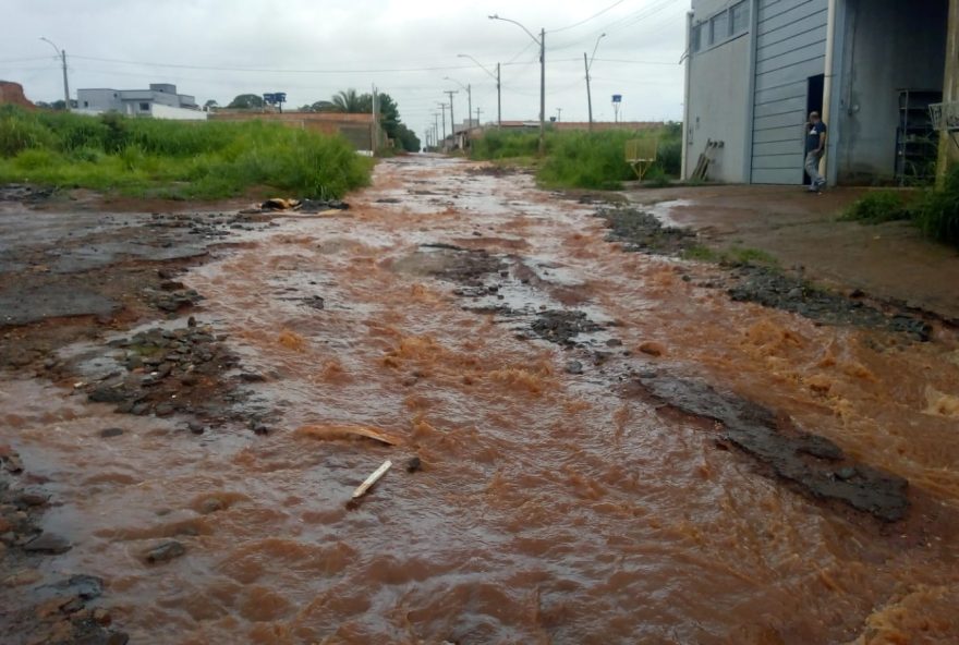 Rio de lama em uma das principais avenidas do setor / Foto: Arquivo pessoal