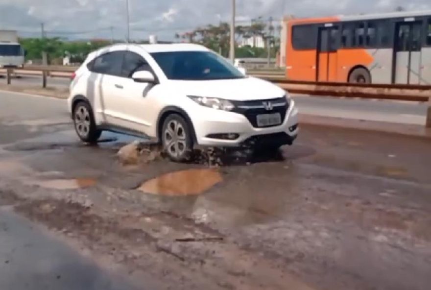 Carro desviando dos buracos na pista / Foto: Arquivo pessoal