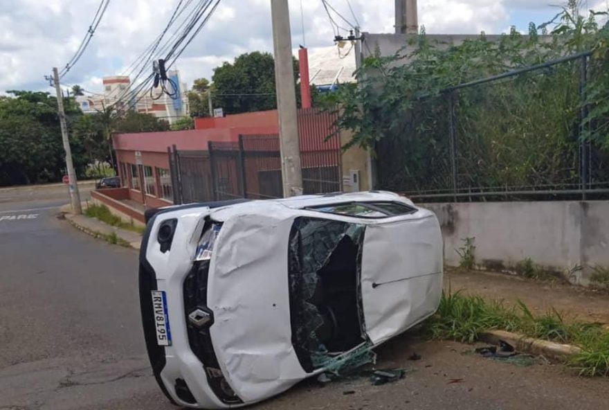 Carro da vítima danificado após a batida / Foto: Reprodução