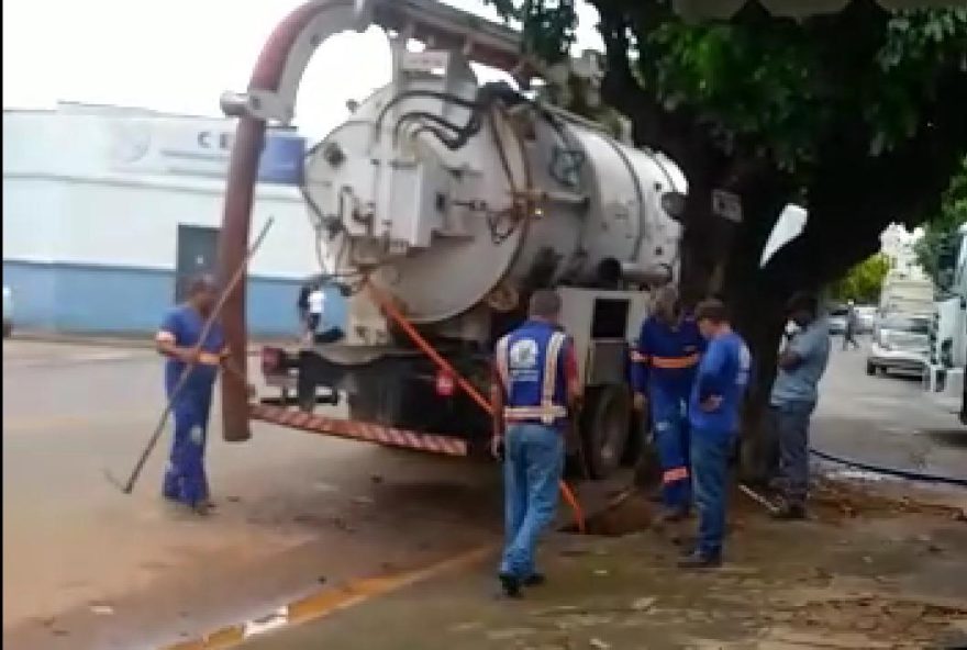 Bocas de lobo sendo desentupidas e reformadas / Foto: Arquivo pessoal