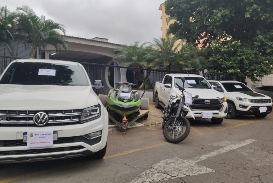 Além da prisão do casal, também foram apreendidos dezenas de aparelhos celulares, computadores, carros, motos e jet ski.