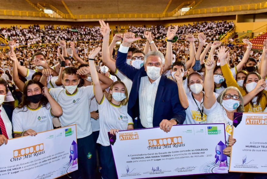 Em Goiânia, Caiado entrega cartões do Bolsa Estudo com R$ 100 mensais para alunos do Ensino Médio