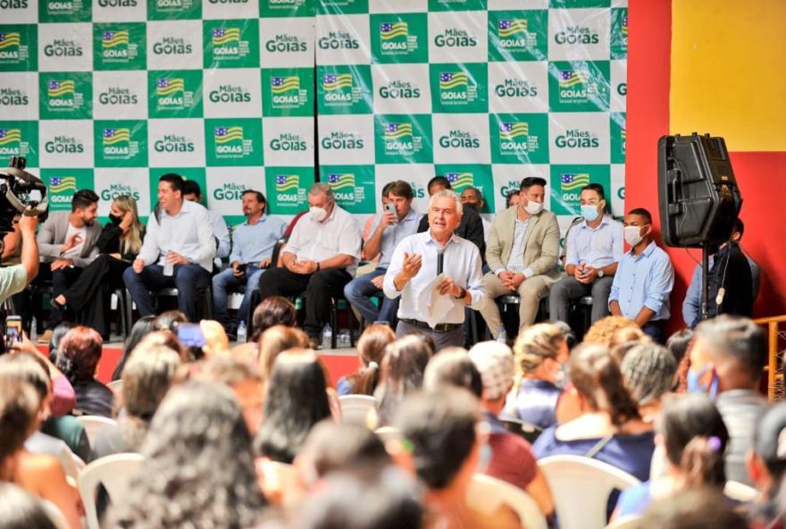 Caiado entrega 1.337 cartões do programa “Mães de Goiás”