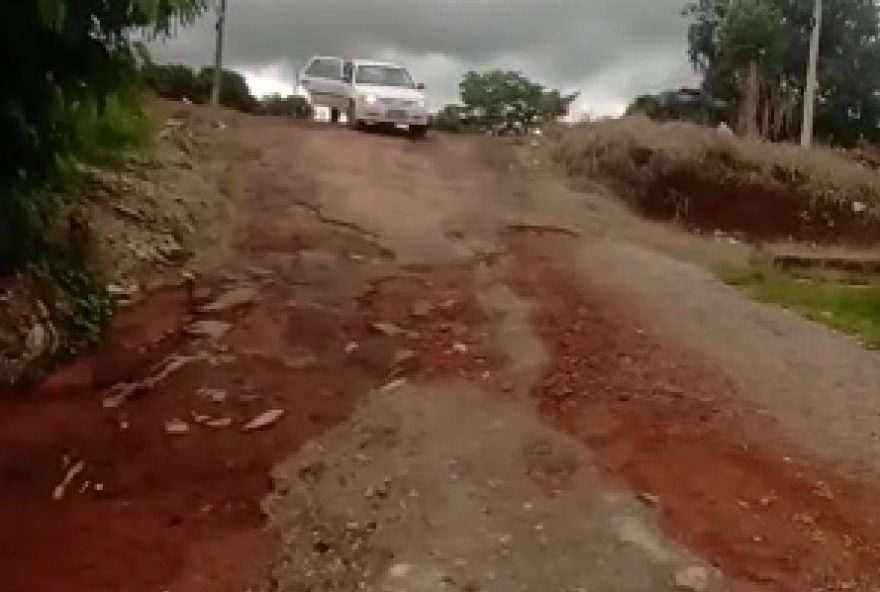 Carro descendo a rua / Foto: Arquivo pessoal