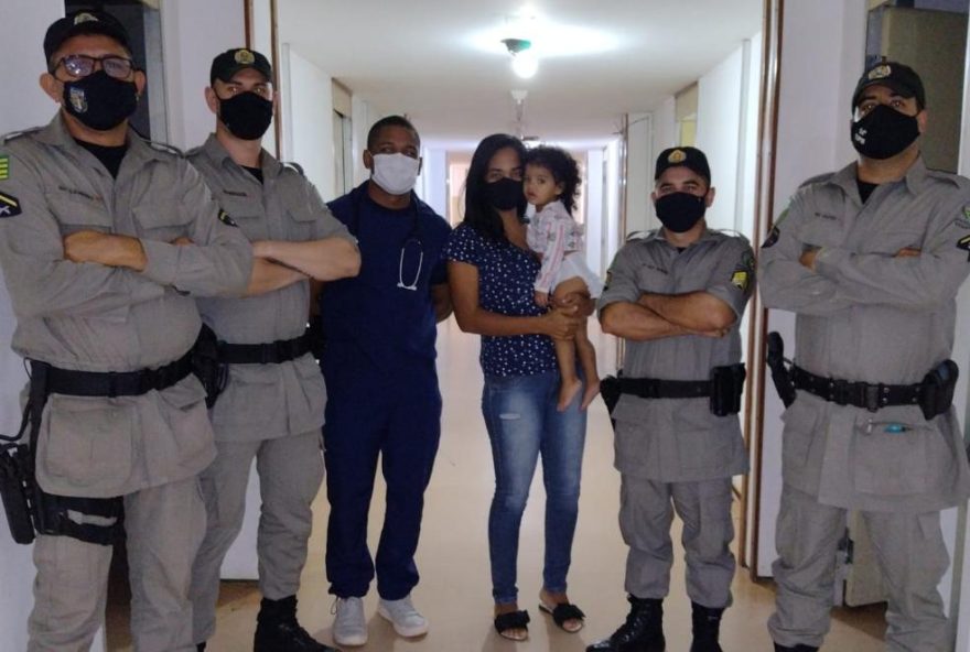 Criança, avó, médico e equipe policial que ajudou no salvamento / Foto: Polícia Militar