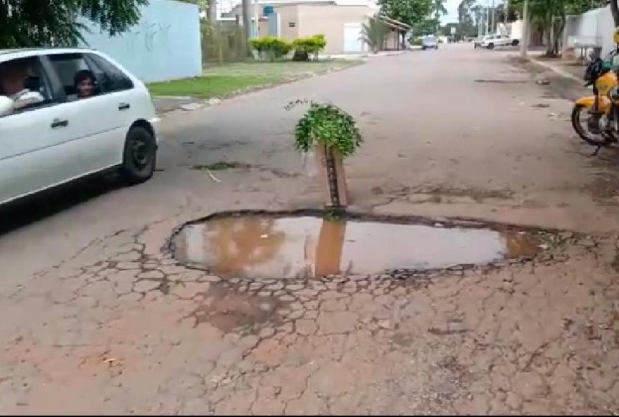 Cratera atrapalhando o trafego de veículos na via / Foto: Arquivo pessoal