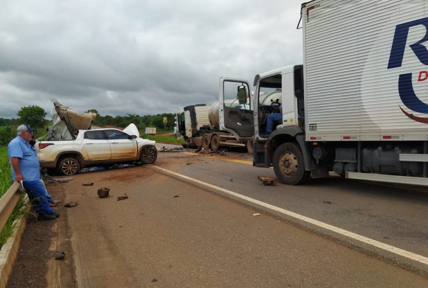 Carro e caminhão destruídos após o acidente / Foto: PRF