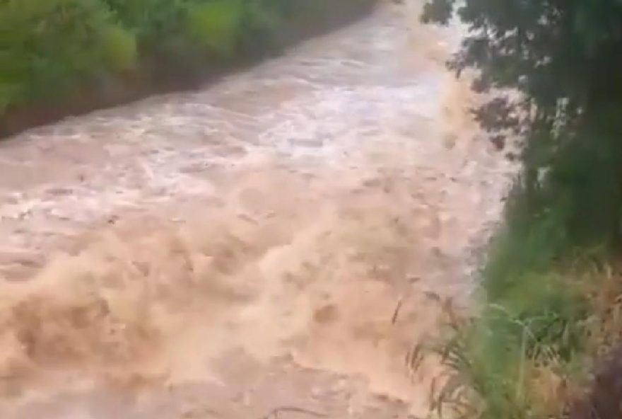 Lago transbordando com a chuva / Foto: Reprodução