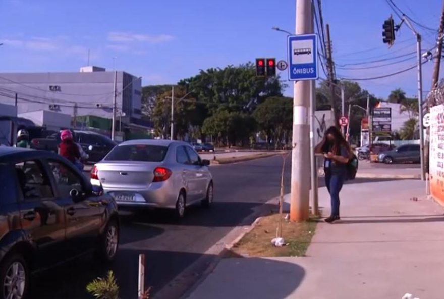 Ponto de ônibus apenas com uma placa indicando o local. (Foto: Reprodução/Internet)