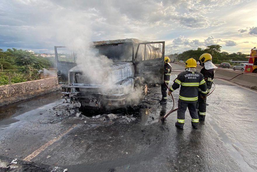 Bombeiros apagando o incêndio / Foto: Corpo de Bombeiros