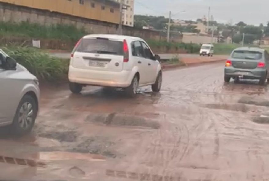 Vídeo: Trecho da Avenida Leste-Oeste tomado por buracos dificulta locomoção de motoristas