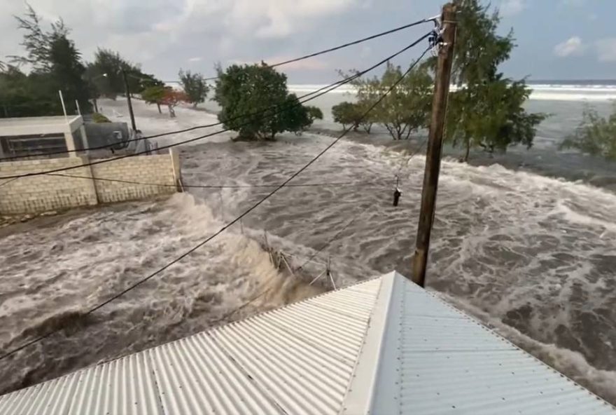 A movimentação causou um tsunami de 1,2 metros e ondas de 83 centímetros foram registras na capital tonganesa