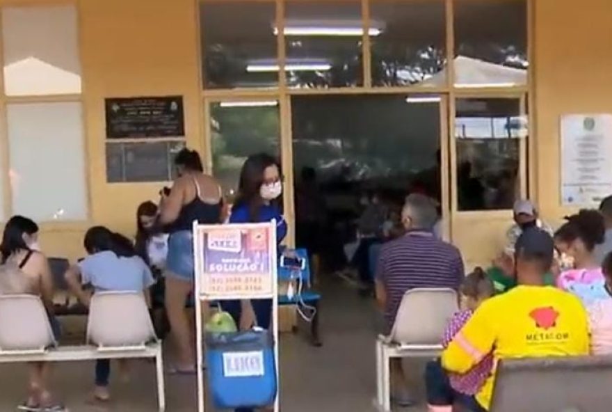 Pacientes precisam aguardar do lado de fora para serem atendidos / Foto: Arquivo pessoal