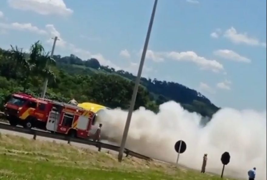 Urgente: ônibus do eixo anhanguera pega fogo na GO-060