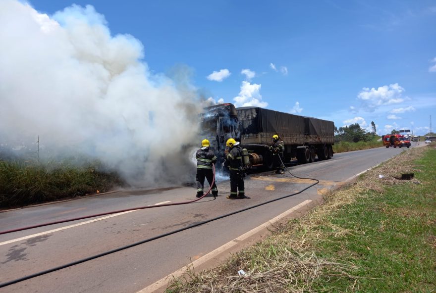 Vídeo: Carreta pega fogo e bloqueia trecho da BR-060, em Anápolis