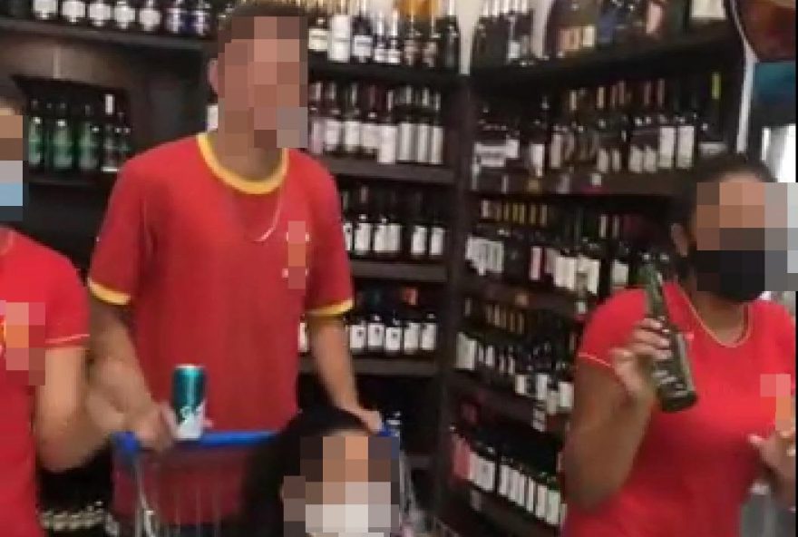 Adolescentes com bebidas alcoólicas nas mãos / Foto: Procon Goiás