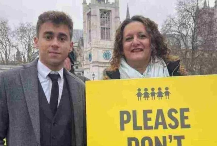 Vereador ao lado de ativista durante protesto, em Londres / Foto: Reprodução