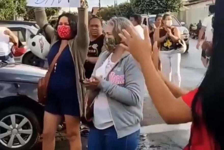 Grupo protesta contra madrasta que espancou criança, em Goianésia