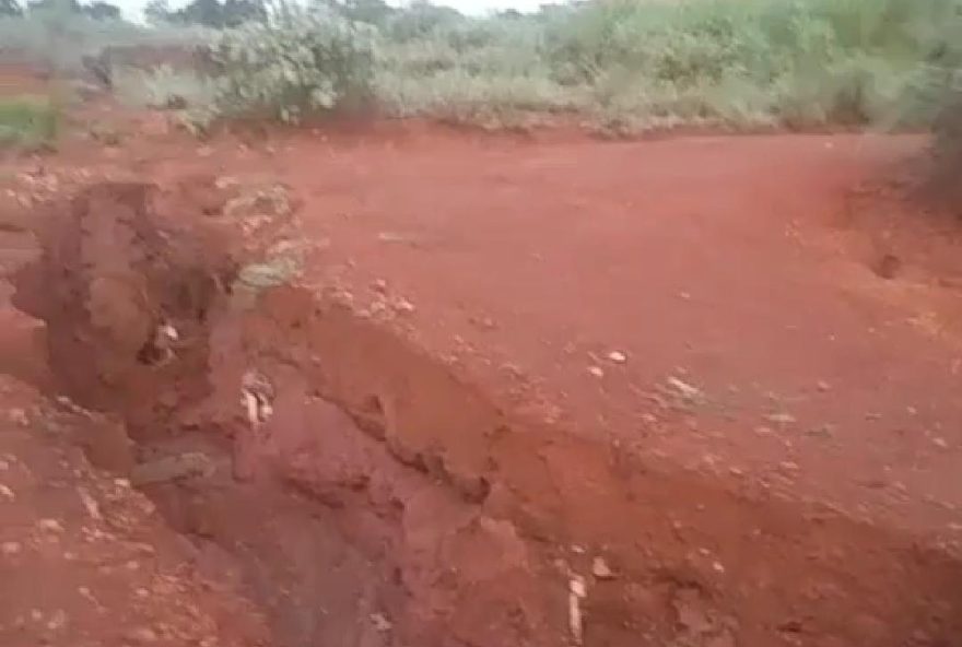 Cratera têm impedido a circulação de veículos na região / Foto: Arquivo pessoal