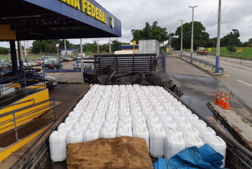 Caminhão com herbicidas falsificados encontrado em Morrinhos. (Foto: PRF/Divulgação)