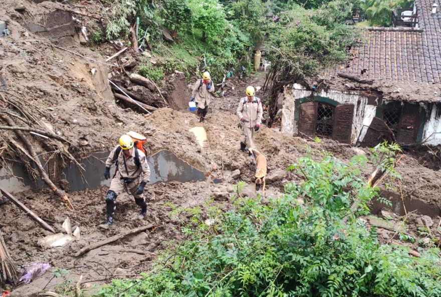 Local de busca em Petrópolis - Equipe do Corpo de Bombeiros de Goiás