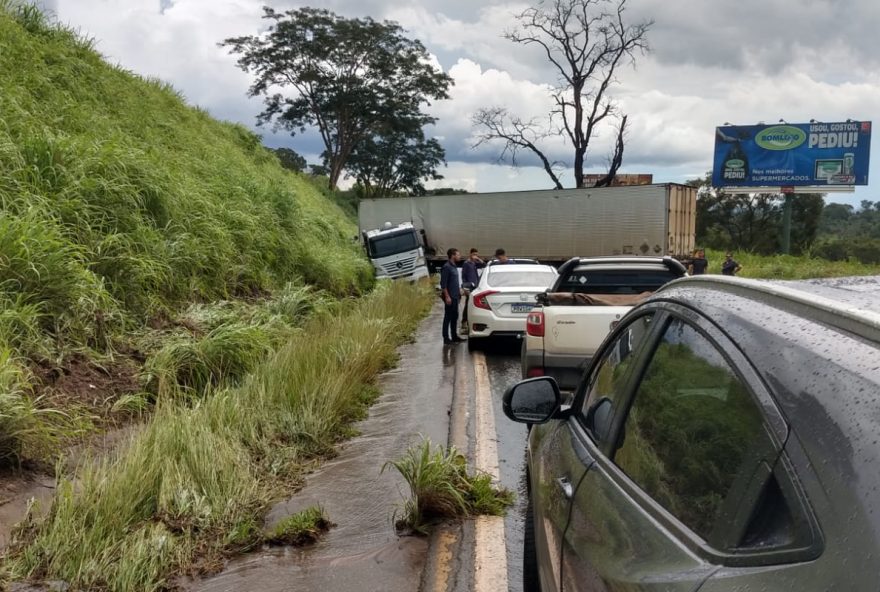 Uma fila de oito quilômetros se formou após o acidente / Foto: PRF