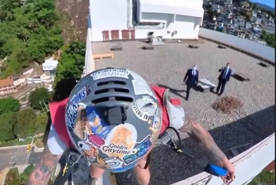 Vídeo: Homem salta de morro e pousa em terraço de hotel, no Rio de Janeiro