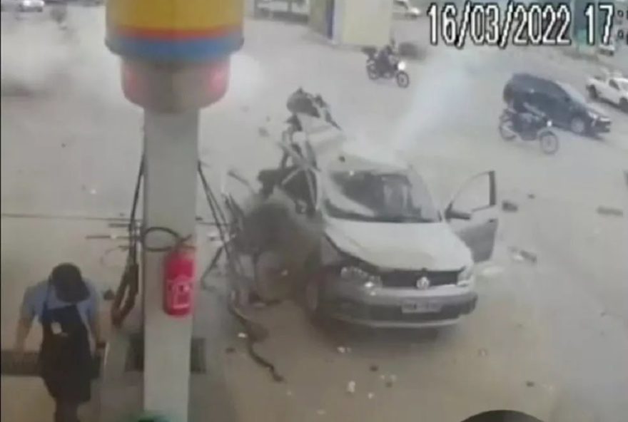 Vídeo: Carro é destruido após cilindro de gás natural explodir, em Fortaleza